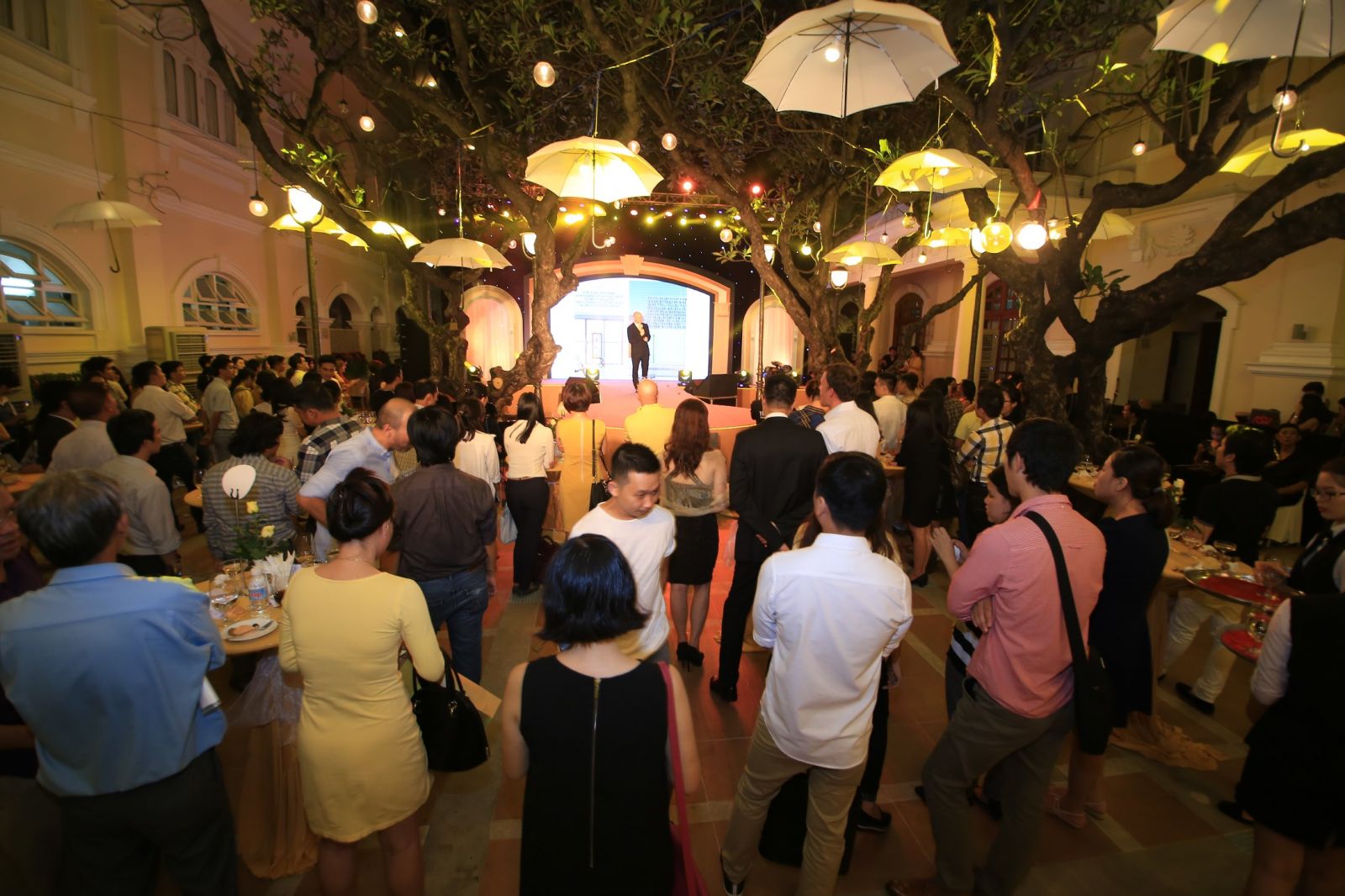 Buổi lễ công bố Xu hướng sắc màu năm 2016 thu hút sự tham gia đông đảo giới chuyên môn thuộc lĩnh vực thiết kế nội thất, kiến trúc sư.